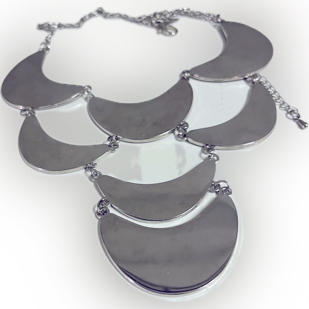 Women's necklace - silver - good condition